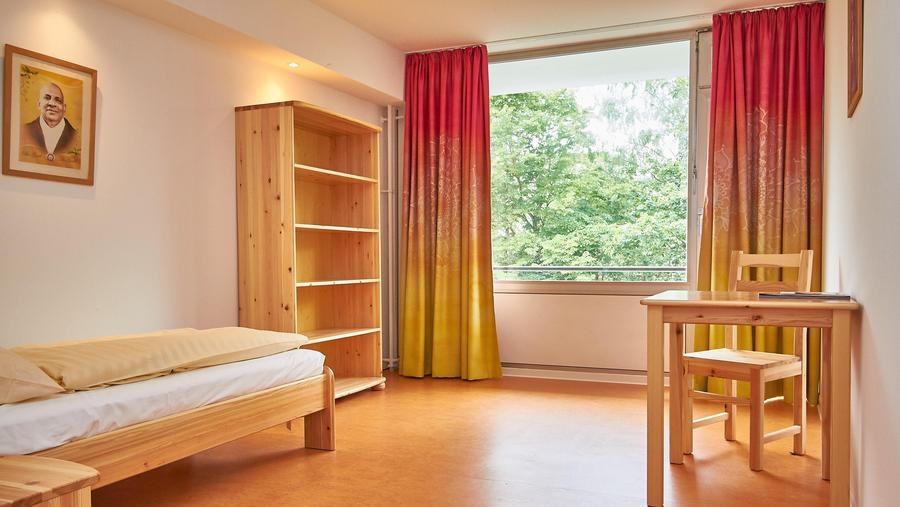 Einfach eingerichtetes Gästezimmer bei Yoga Vidya