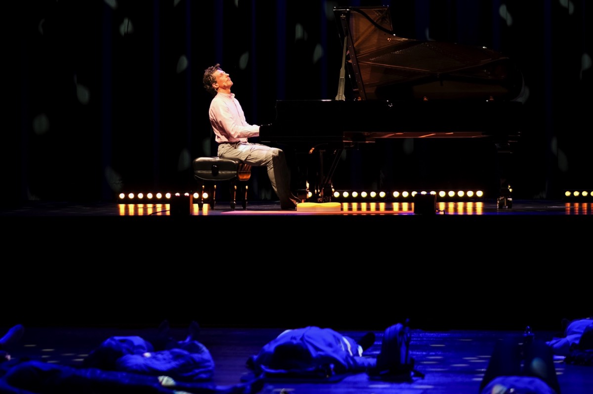 Jnanadev David Ianni spielt live Klavier während eines Yoga-Konzerts