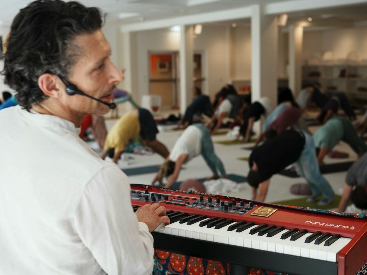 Jnanadev am Klavier bei einer Klavier-Yogastunde